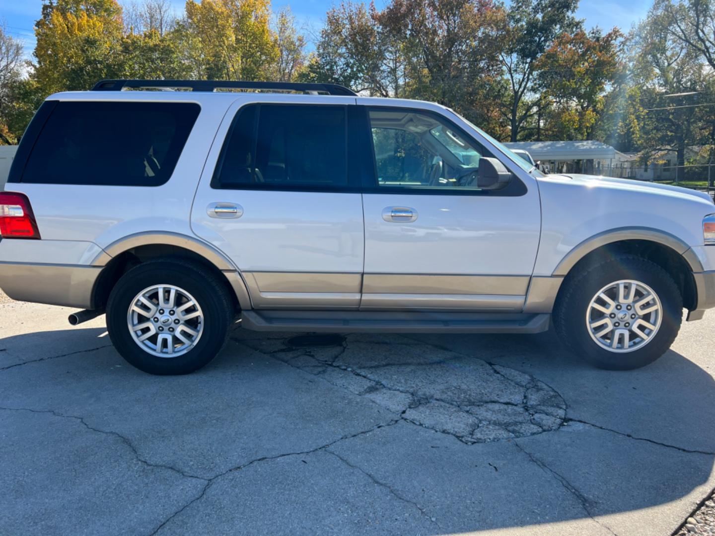 2013 White /Tan Ford Expedition XLT W/Leather (1FMJU1H58DE) with an 5.4 V8 engine, Automatic transmission, located at 4520 Airline Hwy, Baton Rouge, LA, 70805, (225) 357-1497, 30.509325, -91.145432 - 2013 Ford Expedition XLT 146K Miles, 5.4 V8, Leather Seats, 7 Passenger Seating, Sunroof, Power Windows, Locks, Mirrors & Seat, Cold A/C, Tow Pkg. NO IN HOUSE FINANCING. FOR INFO PLEASE CONTACT JEFF AT 225 357-1497 CHECK OUT OUR A+ RATING WITH THE BETTER BUSINESS BUREAU WE HAVE BEEN A FAMILY OWNED A - Photo#4